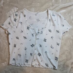 Eyeshadow White Floral Button-Up Crop Top